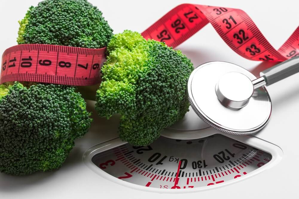 Brokoli i vaga kao simbol zdrave ishrane radi poboljšavanja holesterola. 