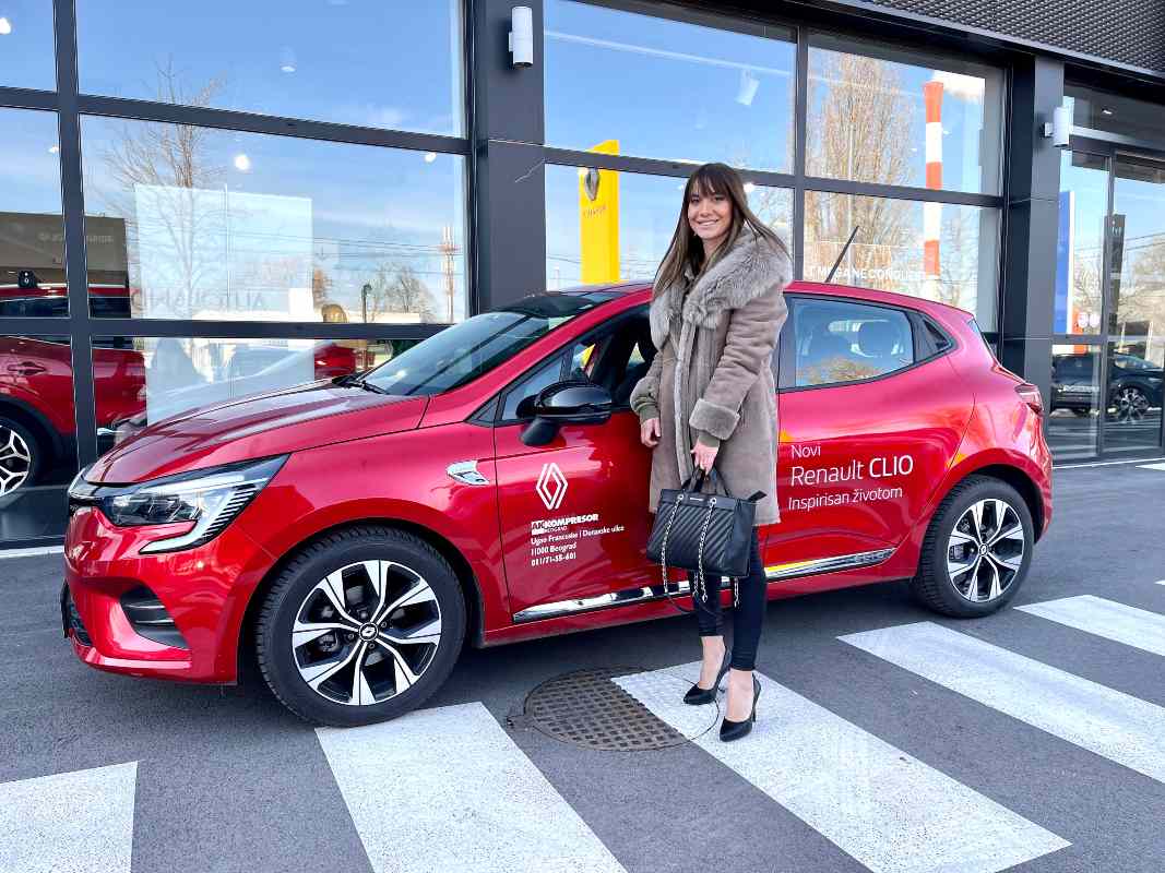 Žena koja se sprema da uđe u crveni Renault Clio