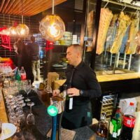 Meat concept strore Morava, gosti za barom