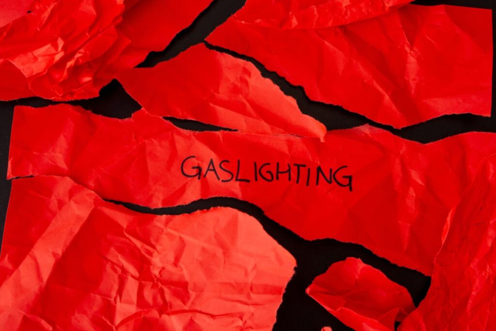 Gaslighting odavno se preneo iz stvarnog u virtuelni svet-iscepan natpis sa rečju godine