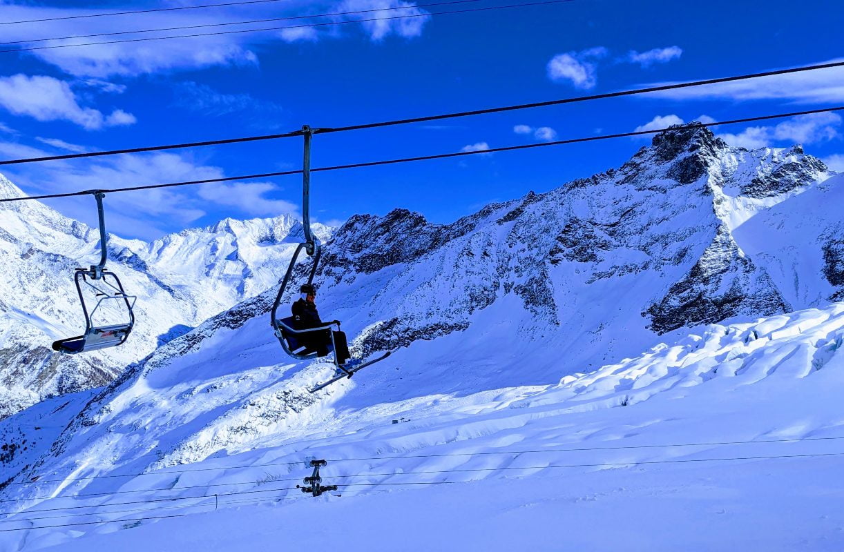 Prevoz žičarom u biseru Alpa, selu Saas Fee