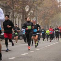 Maratona na beogradskim ulicama, učesnici trče u adekvatanoj garderobi