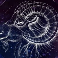 Ovan - zodijački znak, u pozadini se vide zvezde.
