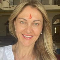 Žena sa crvenim znakom na čelu u hramu u Indiji.