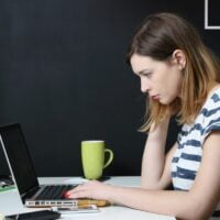 Devojka čita i-mejl