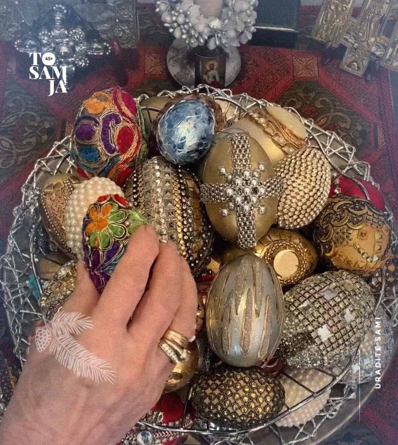 Unikatno ukrašena jaja, ofarbana, umotana u raznobojne tkanine, obložena perlicama i kristalčićima, trakama. Na nekima su urađeni i ornamenti u obliku krsta ili drugih simbola.