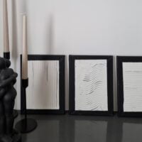 Uradi sam- triptih zidna dekoraija, crni okvir i bele intervencije