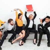 Nekoliko kolega je besno i ljute se na kolegu.