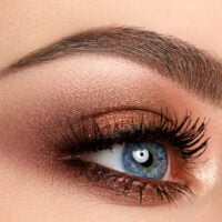 Prelepo plavo oko našminkano bronzano, braon tonovima.