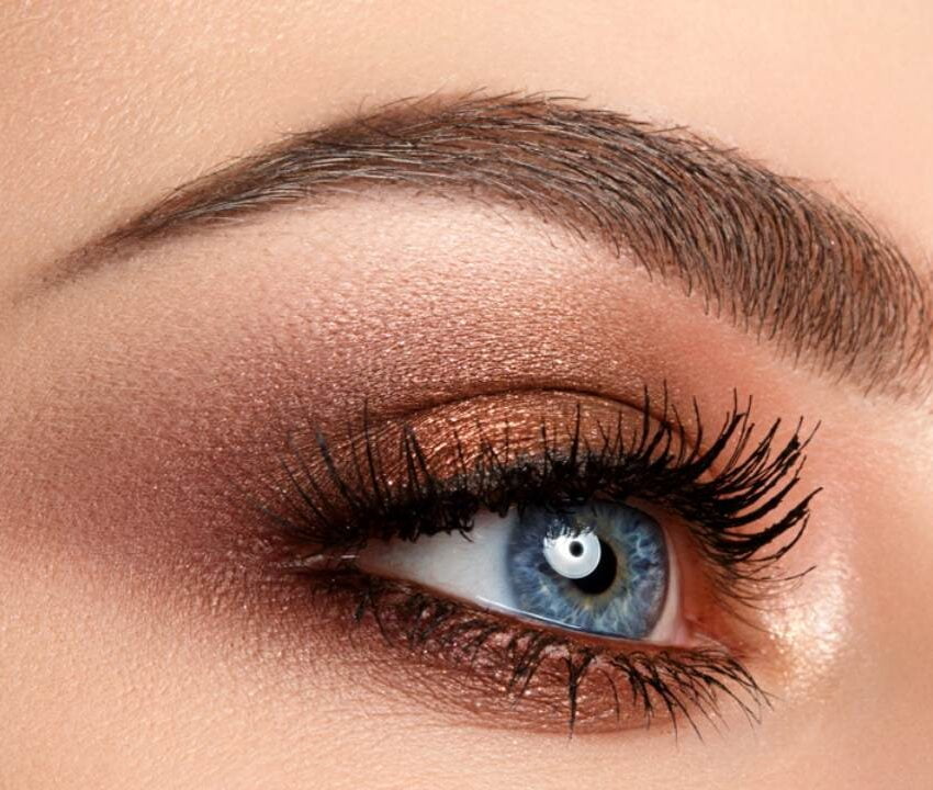 Prelepo plavo oko našminkano bronzano, braon tonovima.