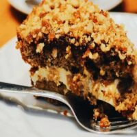 Torta na tanjiru sa viljuškom