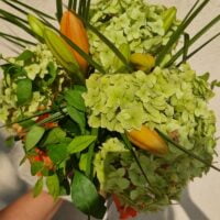 Buker svežeg cveća, na vrhu flaše za poklon, ideja za uradi sam majstore