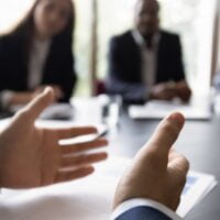 Šef je pogrešio i na sastanku se izvinjava i objašnava zaposlenima.