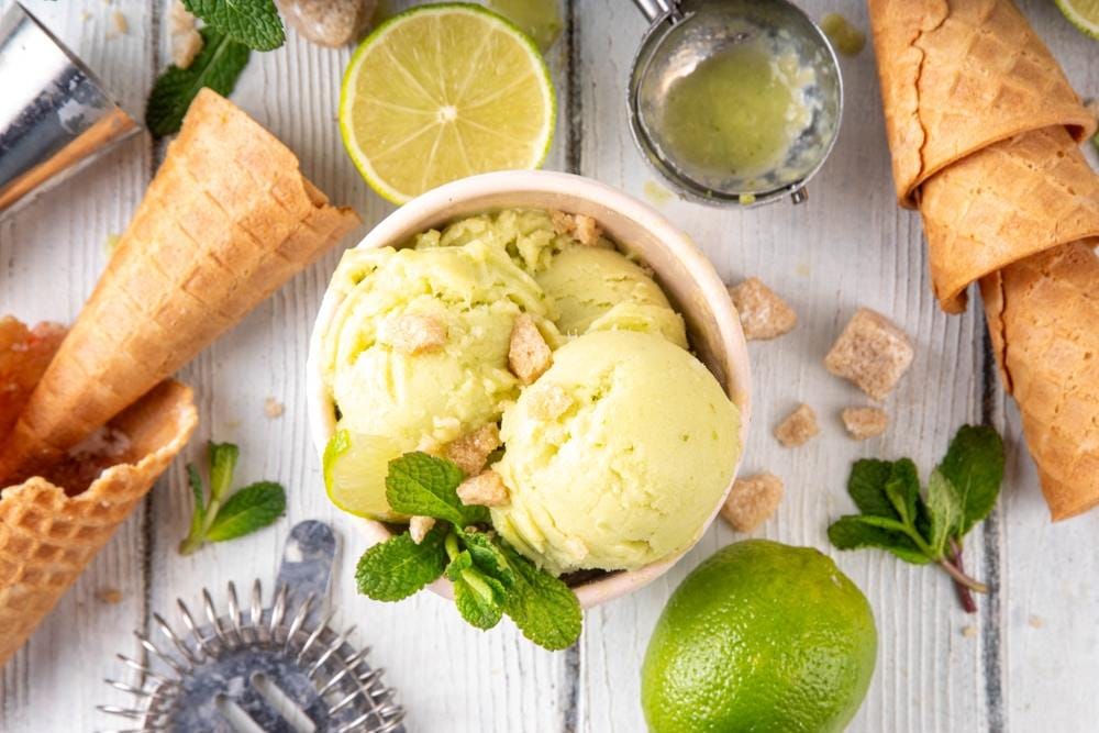Korneti, kugle sladoleda od limuna i limete.
