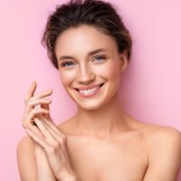 Nasmejana devojka, sa savršenom kožom