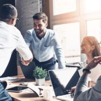 Sastanak u ofisu, rukovanje dvojice muškaraca