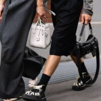 Ulična moda, crno-bela kombinacija, jedna devojka nosi Fendi origami tažnu a drug torbicu sa više džepova i crno-bele cipele