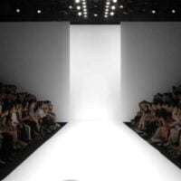 Prazna modna pista, početak revije