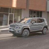 Jeep Renegade, parkiran u ulici.