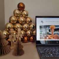 Ukrasna jelka od novogodi[njih kugli zlatne boje
