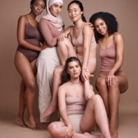 Žene različitih visina, veličina, boja u donjem vešu.