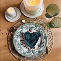 Salveta u obliku srca na tanjiru.