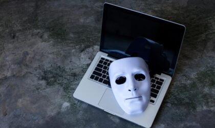 Laptop na kome stoji bela maska.
