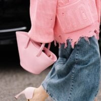 Teksas suknja sa roze džemperom.