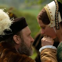 Scena iz filma Kraljičina igra, Alisija Vikander kao Katarina Per i Dyud Lo, kao Henri VIII-nežnosti.