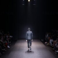 Čovek šeta modnom pistom.