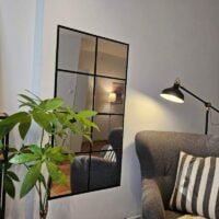 Ogledalo u dnevnoj sobi.