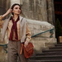 Devojka na sebi nosi garderobu kestenjastih tonova.