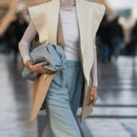 Moderna žena, korača ulicom, nosi široke farmerke, zvoncare.