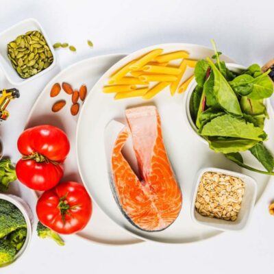 Raznovrsne zdrave namirnice, na slici je losos, maslinovo ulje, brokoli...