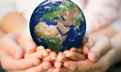 Ruke majke, oca i deteta "drže" planetu Zemlju.