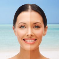 Žena kojoj je pola lica prirodne boje, bledo, a druga polovina pokazuje efekat samopotamnjivača.