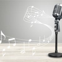 Mikrofon sa ilustracijom muzičkih nota u pozadini.