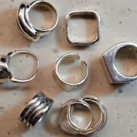 Prstenje koje se sjaji posle čišćenja metodom koju smo upravo predstavili.