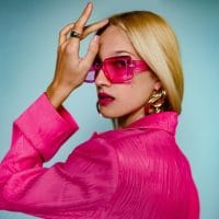 Devojka sa neon roze naočarama.