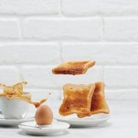 Šoljica kafe, tost i bareno jaje.