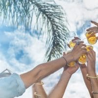 Ljudi nazdravljaju sa čašama u ruci.