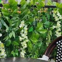 Veštačko cveće na balkonu.