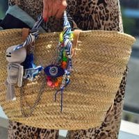 Letnja torba sa raznim ukrasima.