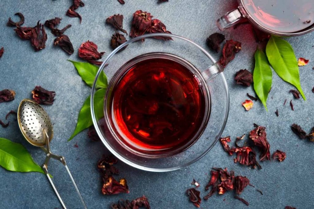 Čaj od hibiskusa na stolu.