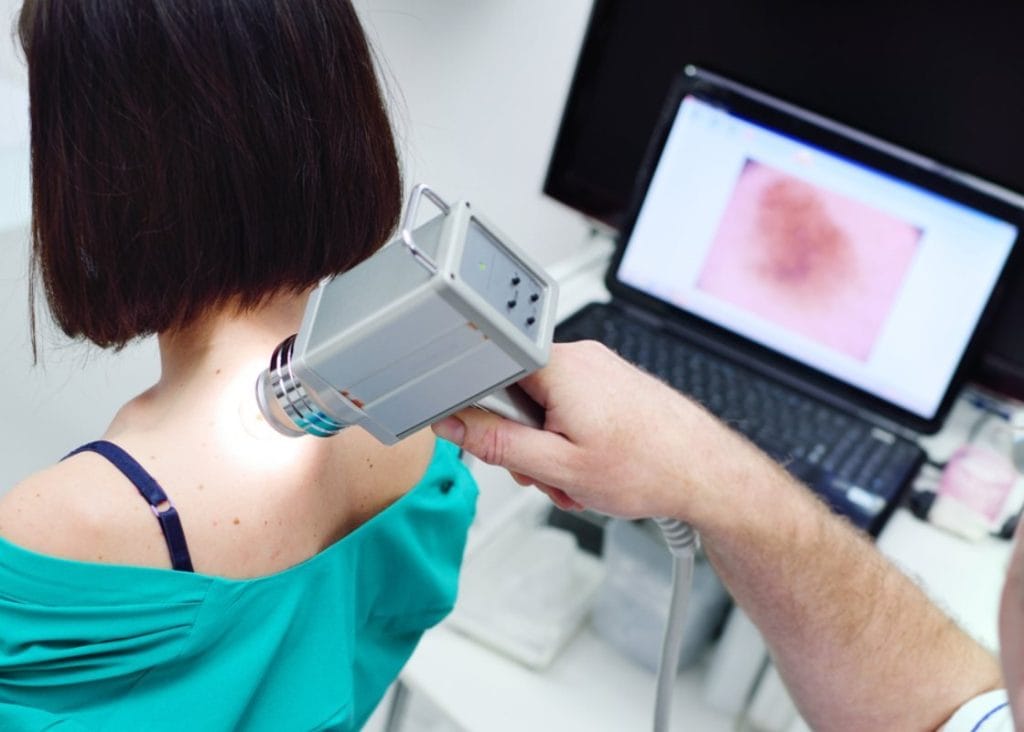 Pregled pacijenta dermatoskopom u doktorskoj ordinaciji.