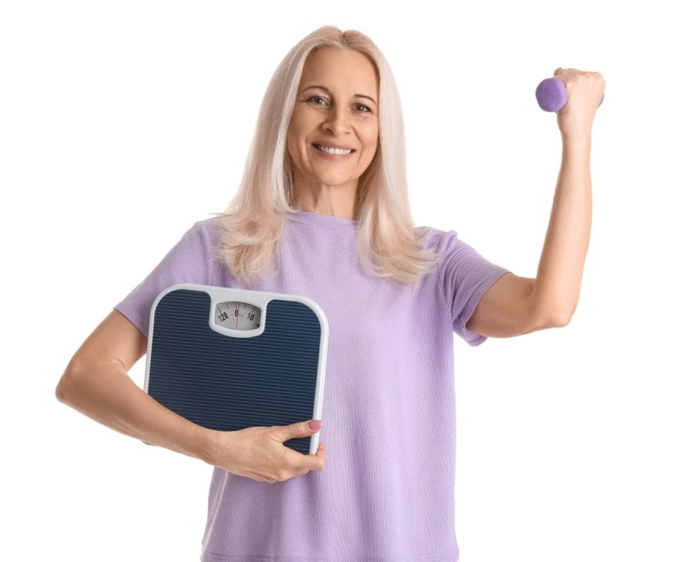 Žena u jednoj ruci drži tegić, a u drugoj vagu.