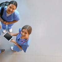 Grupa studenata medicine, gleda gore, slikano odozgo.