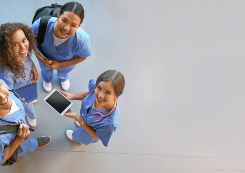 Grupa studenata medicine, gleda gore, slikano odozgo.