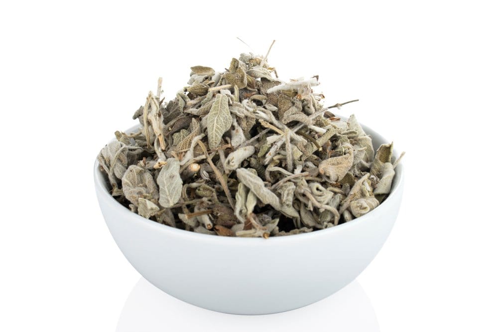 Suvi listići žalfije u beloj činiji.