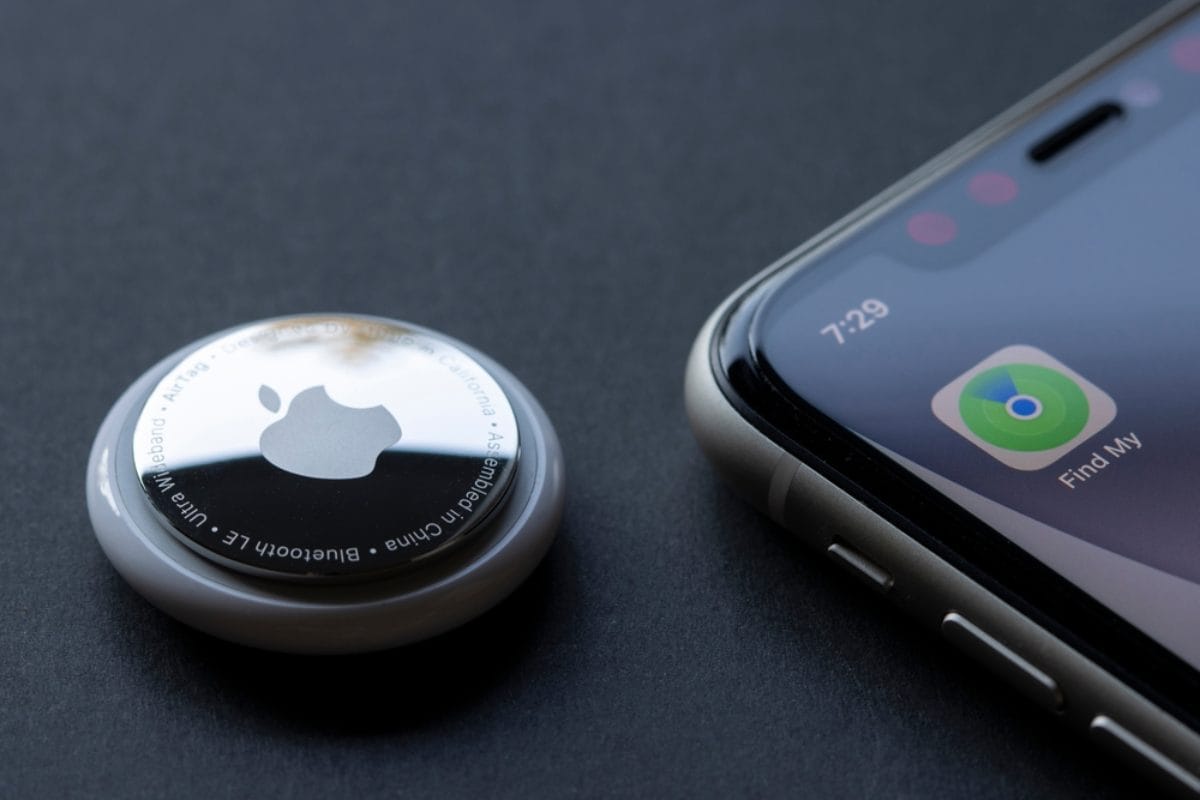 Apple air tag i Iphone na kome se vidi Find My app.